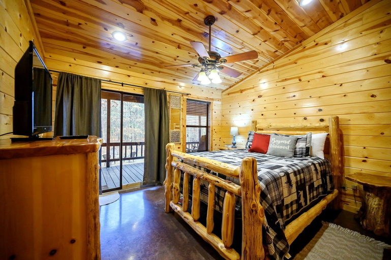 Room 4, Lost Key Cabin Stay for 8, McCurtain