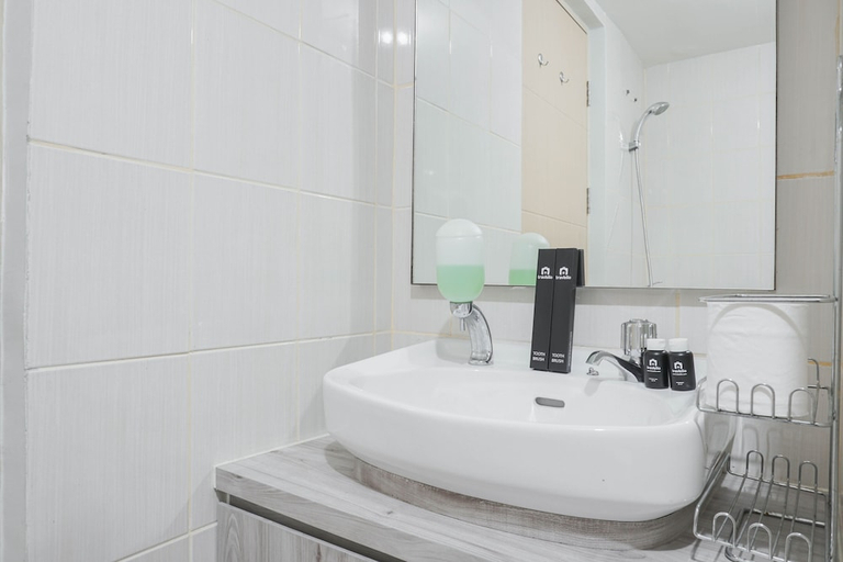 Bathroom 5, Cozy And Nice Studio At Amethyst Apartment, Jakarta Pusat