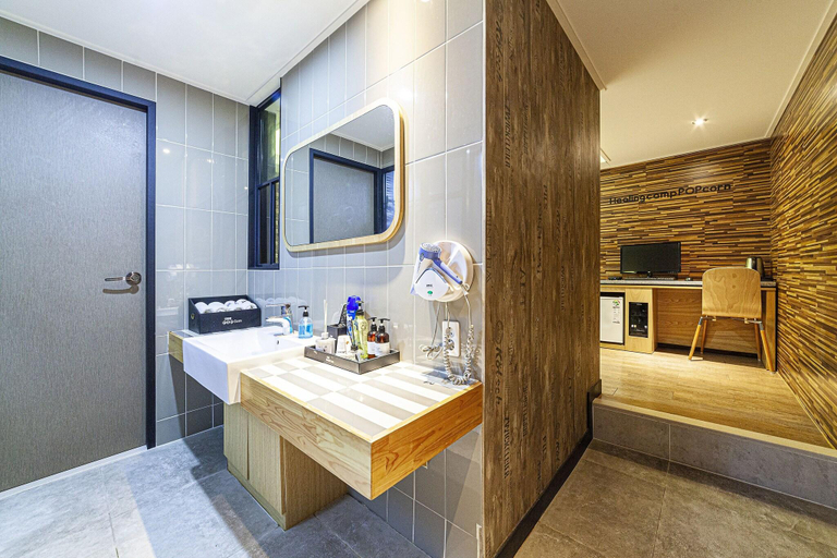 Bathroom 4, Busan Station Popcorn Hotel, Dong