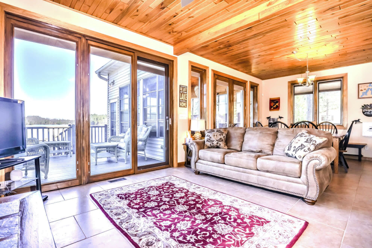 Living area 2, Eikedahls' Shoreview Lake House, Oneida
