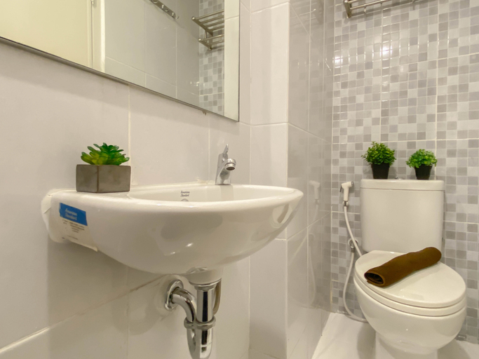 Bathroom 2, Nice Space and Pleasant Studio at Apartment Tokyo Riverside PIK 2 By Travelio, Tangerang