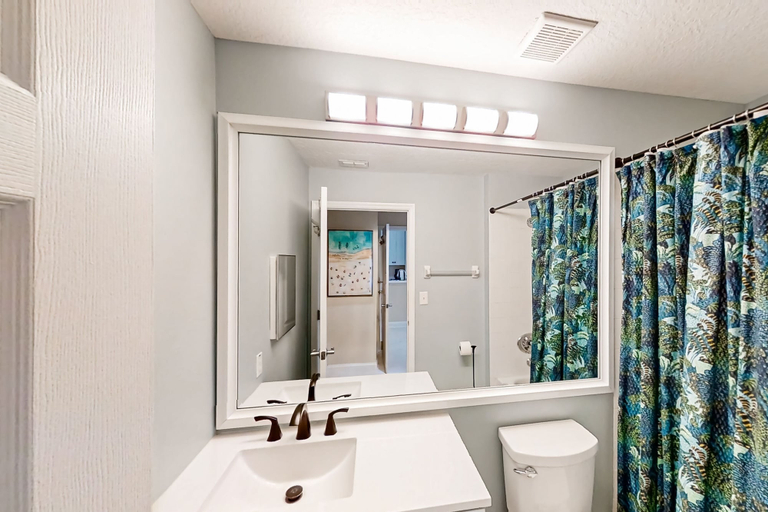 Bathroom 4, Luxurious Oceanfront Condo With Private Balcony, 2 Pools, and Beach Access, Nassau