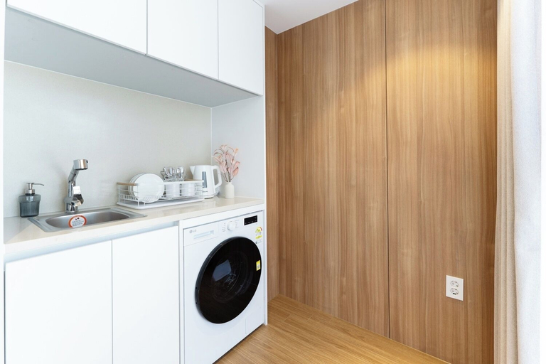 Laundry 4, AKA STAY Myeongdong, Jung