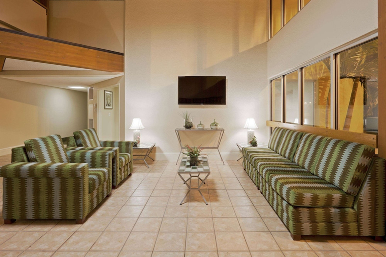 Public Area 2, La Quinta Inn & Suites by Wyndham St. Pete-Clearwater Airpt, Pinellas