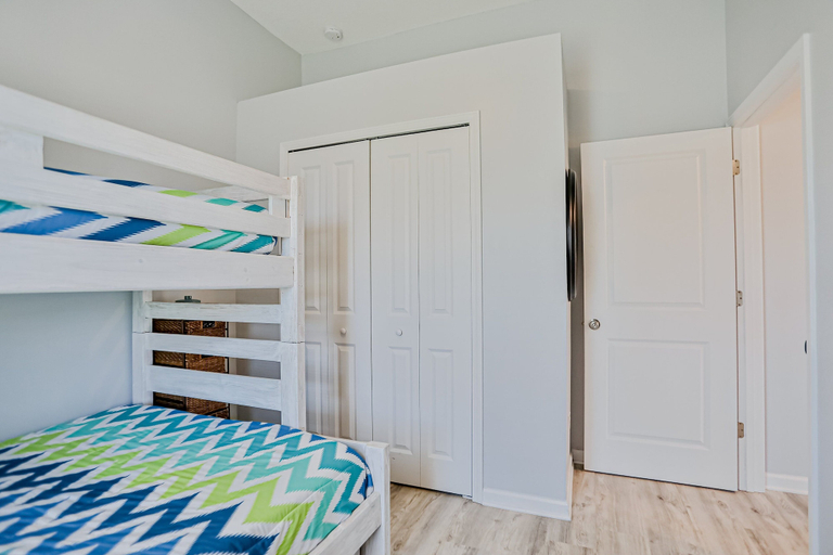 Room 4, Walk to Beach With Private Pool, Balconies & Huge Lawn Blocks to Dining, Saint Johns