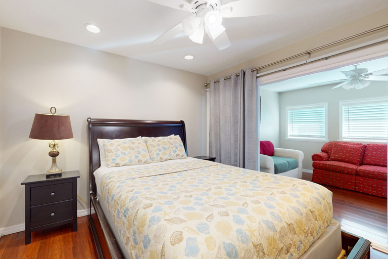 Room 3, Ocean Paradise Bright Home With Spacious Deck, Beach Access, Central AC & Wifi, Saint Johns