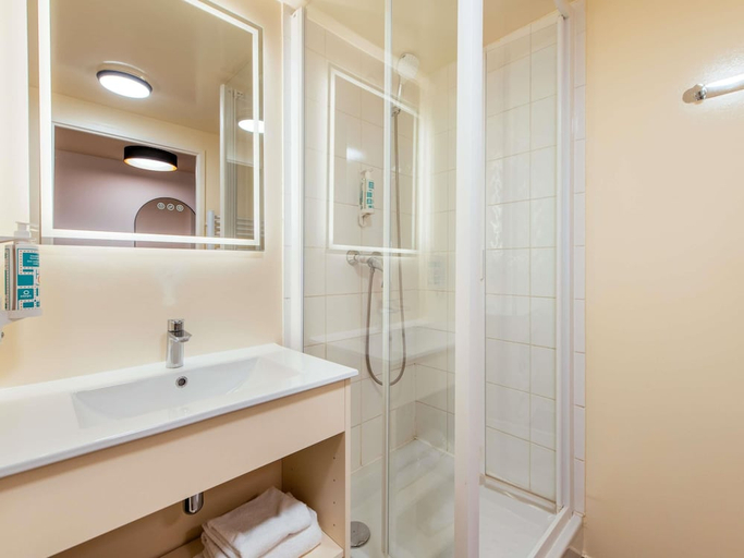 Bathroom 5, Aparthotel Adagio Access Paris Asnières, Hauts-de-Seine