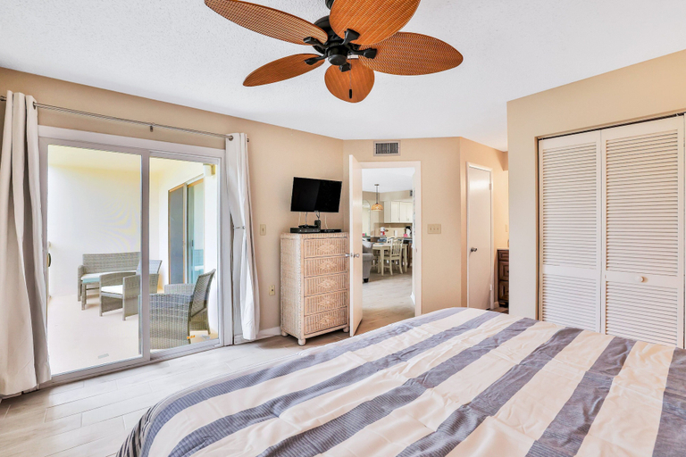 Room 2, Third Floor Condo With Shared Pool, Free Wifi, Central AC, & Shared Tennis, Saint Johns