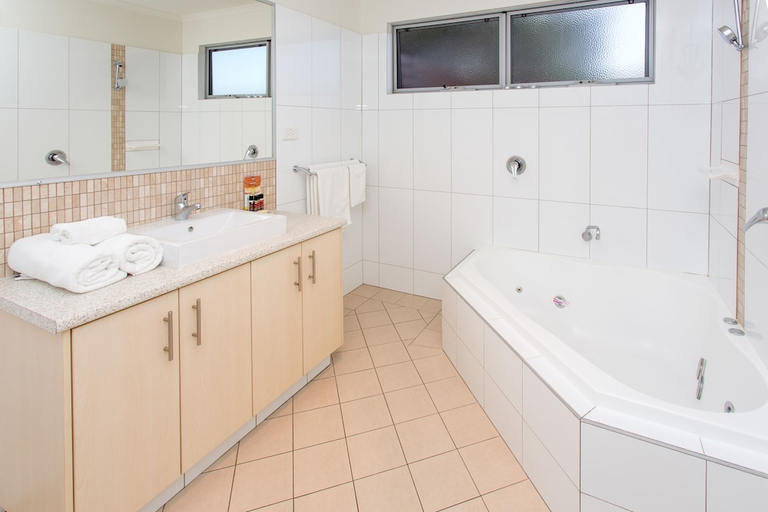 Bathroom 4, BIG4 Middleton Beach Holiday Park, Albany