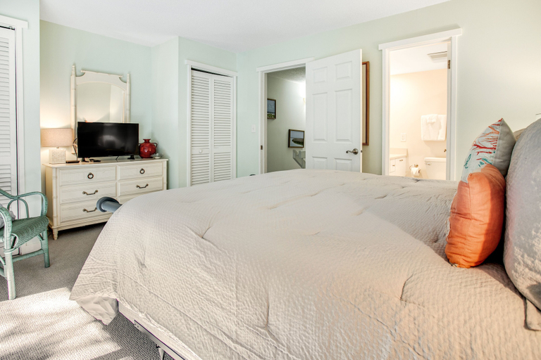 Room 2, Wonderful Home Close to Everything W/shared Pool, Free Wifi, Central AC, Nassau