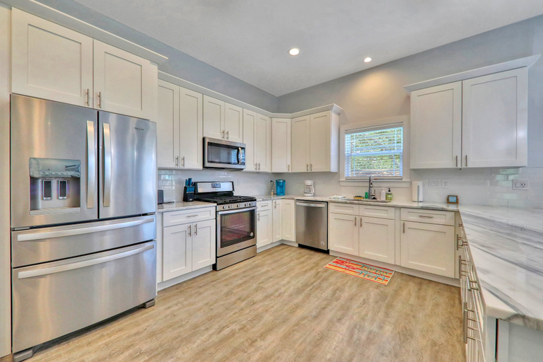 Private kitchen 4, Spacious Beach Home - Just a Block From the Ocean & the River, Saint Johns