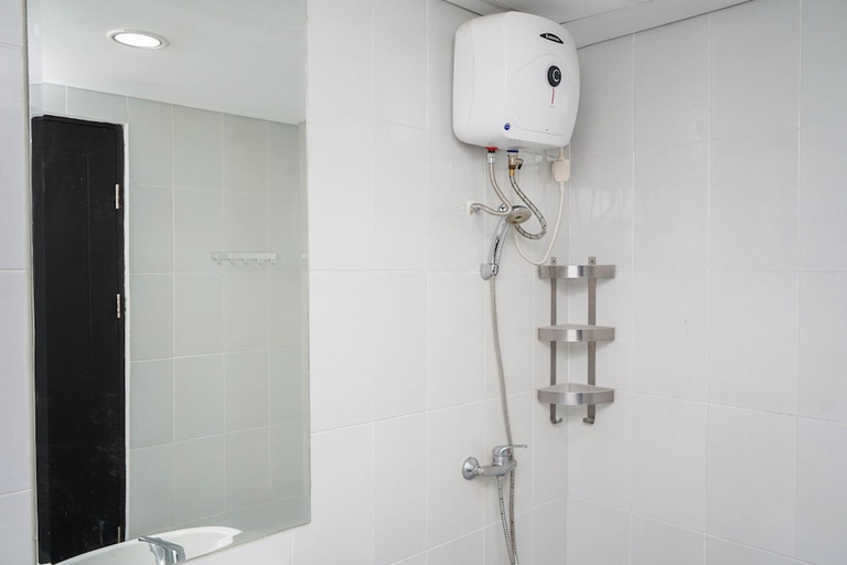 Bathroom 2, Comfort And Cozy 1Br At Casa De Parco Apartment, Tangerang