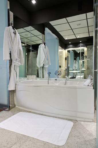 Bathroom 5, Hilton Madrid Airport, Madrid