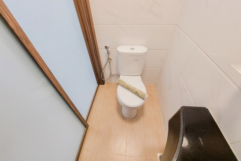 Bathroom 3, Cozy And Nice Studio Apartment At Sky House Bsd, Tangerang Selatan