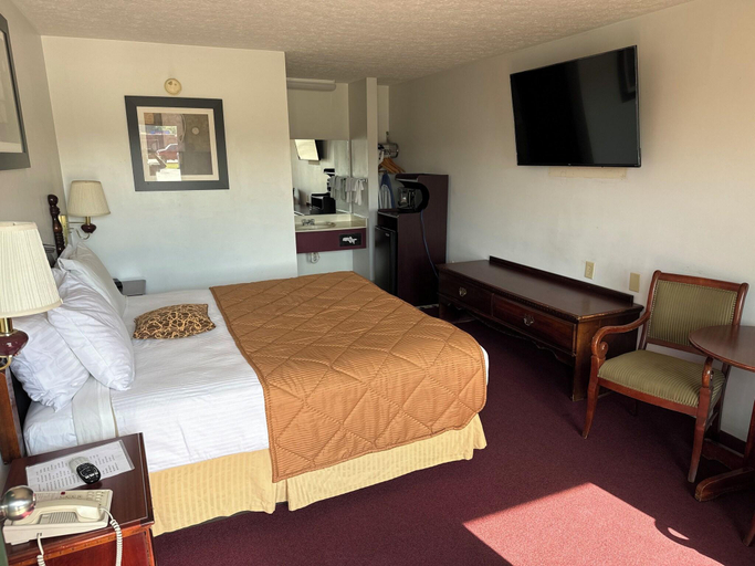 Bedroom, Royal Inn Albany, Clinton