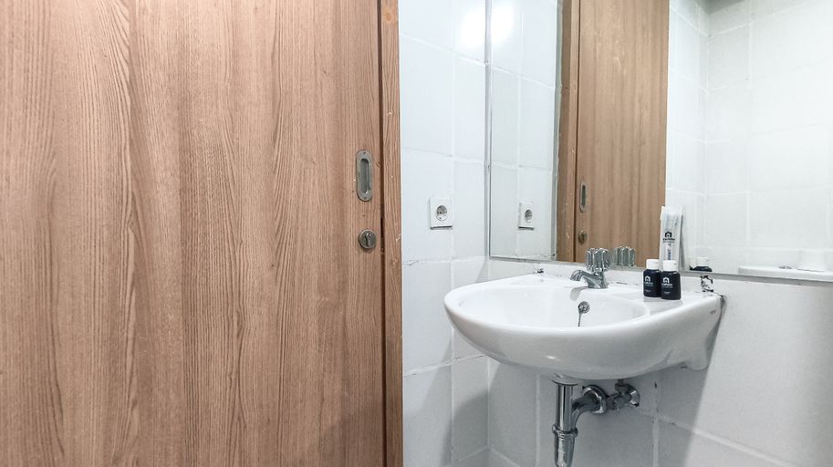 Bathroom 4, Modern Look Studio at The City Square Surabaya Apartment By Travelio, Surabaya