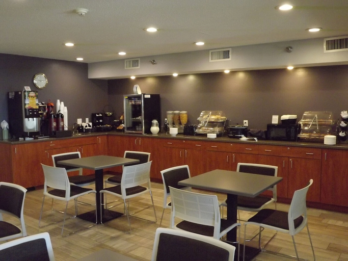 Food & Drinks 5, Microtel Inn & Suites By Wyndham Ames, Story