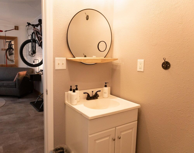 Bathroom 3, Summit View Inn, Siskiyou