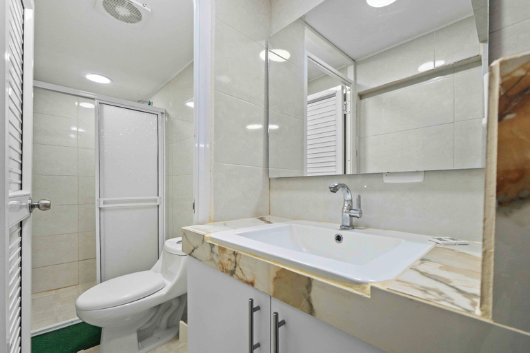 Bathroom 2, Hotel California Blue, Manizales