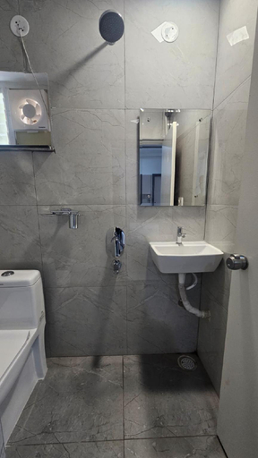 Bathroom 4, Hotel Flamount Arka Studios, Hyderabad