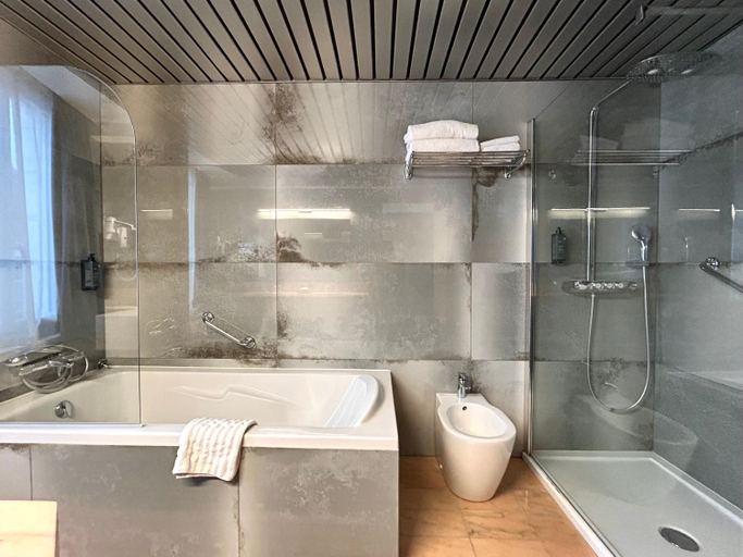 Bathroom 5, Hotel Le Yachtman, The Originals Collection, Charente-Maritime