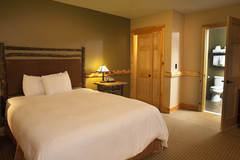 Bedroom 2, Hope Lake Lodge & Indoor Waterpark, Cortland