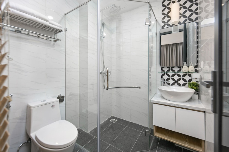 Bathroom 3, Dolphin Hotel and Apartment, Da Nang