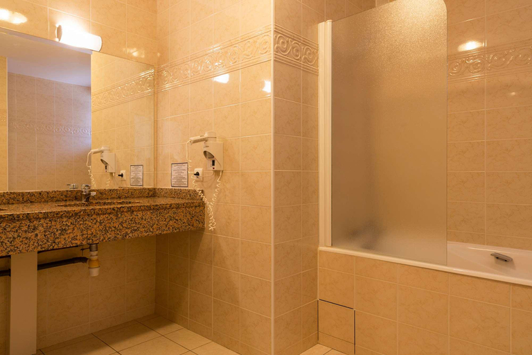 Bathroom 4, Manoir de Moëllien, The Originals Relais, Finistère