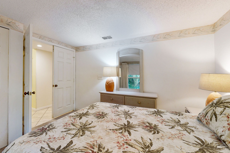 Room 4, Ground-floor Summer Beach Village Condo With a Great View Plus Patio & Pool, Nassau