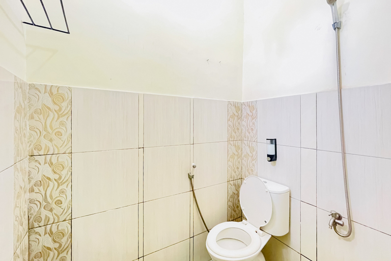 Bathroom, RedDoorz @ Budi Mulia Homestay Pematangsiantar, Pematangsiantar