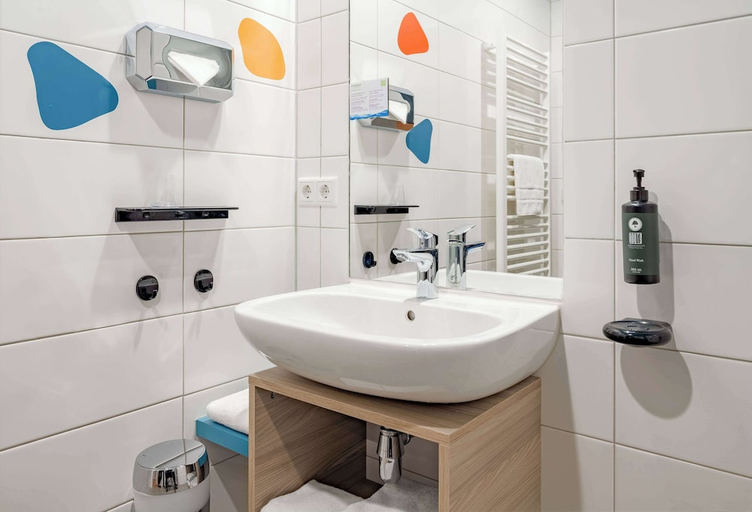 Bathroom 5, Ramada Encore by Wyndham Munich Messe, München