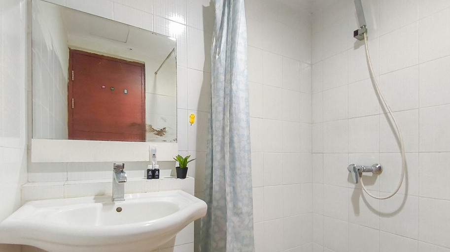 Bathroom 5, Comfy Studio for 2 Pax at High Point Serviced Apartment By Travelio, Surabaya