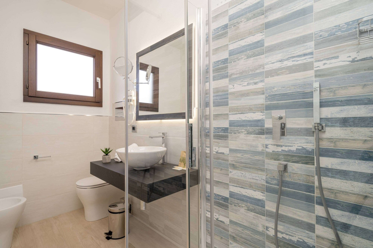Bathroom 4, Hotel La Conchiglia, Nuoro
