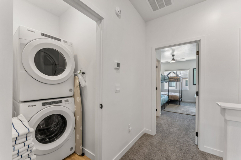 Interior 4, Popular Poolside Retreat 4 Bedroom Townhouse, Washington