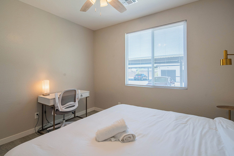 Room 4, The One 411, Maricopa