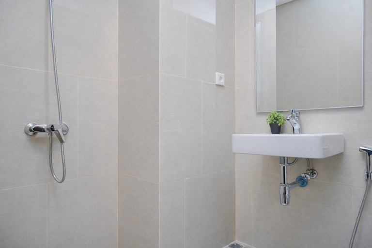 Bathroom 2, Urban Chic Studio at Vasaka Solterra Apartment By Travelio, Jakarta Selatan