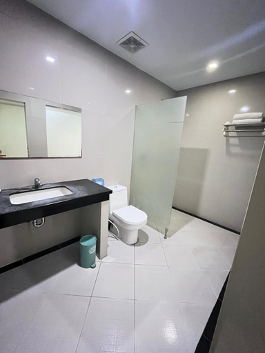 Bathroom 3, Pare Beach Hotel, Parepare