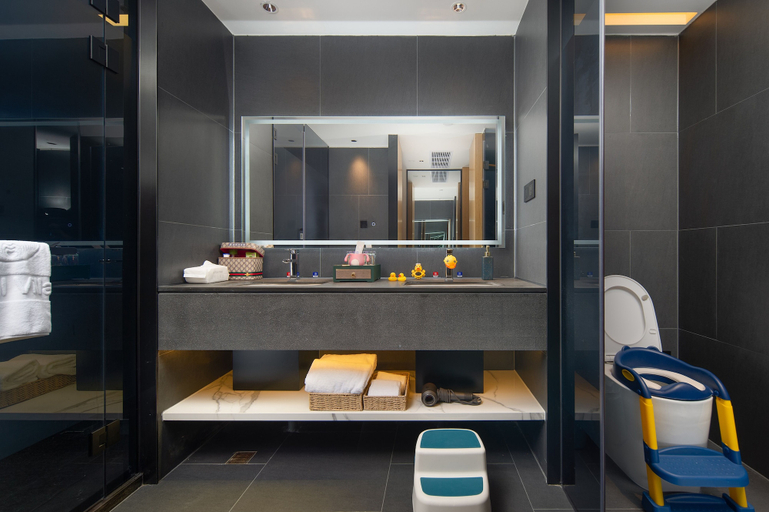 Bathroom 5, Global Village Riverside Hotel, Guilin