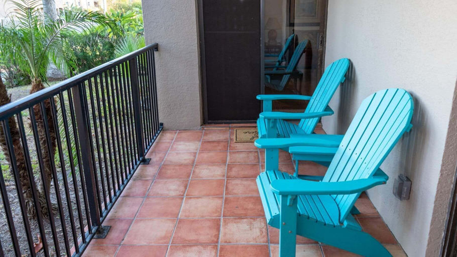 Property grounds 5, Renovated 1st Floor Beach 250ft Pool 2 Bedroom Apts, Cameron