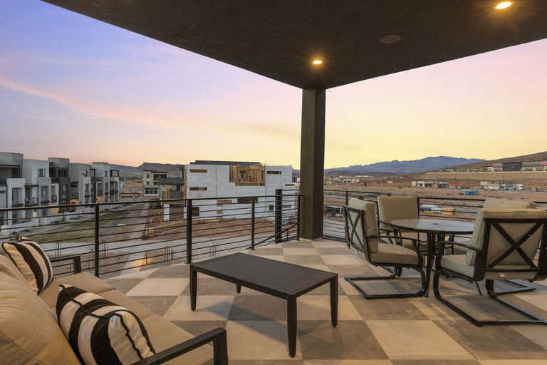 Outdoor dining 5, Pickleball Penthouse 10 Bedroom Home, Washington