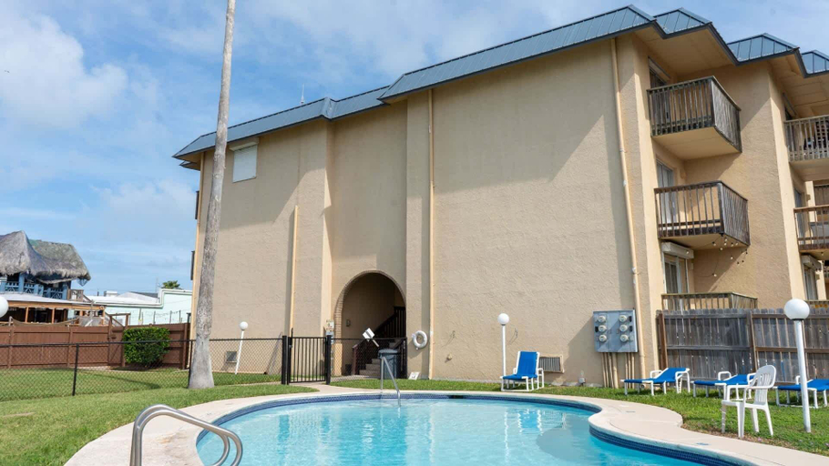 Pool 2, Bayfront W/docks & Fish 3 Patios Prime Location 2 Bedroom Apts, Cameron
