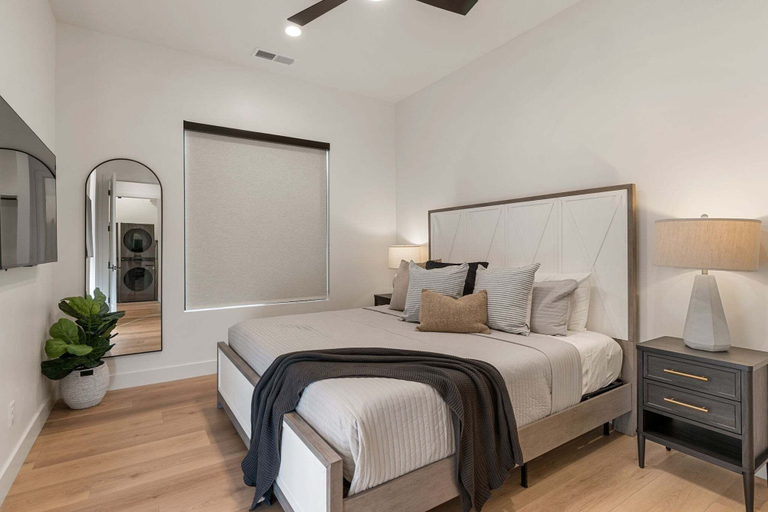 Room 3, Pickleball Penthouse 10 Bedroom Home, Washington