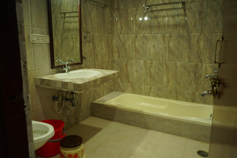 Bathroom, Hotel Shree Krishna Jungle Resort, Chhatarpur