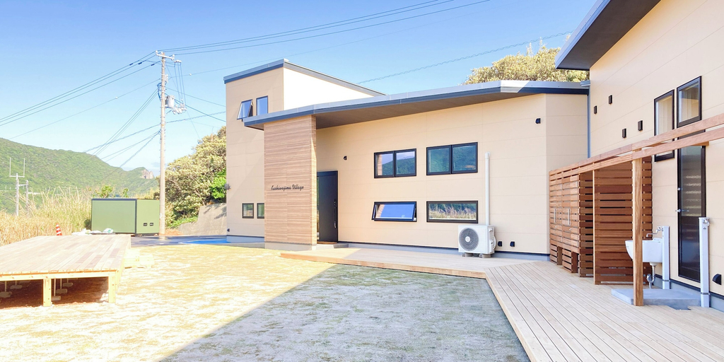Exterior & Views