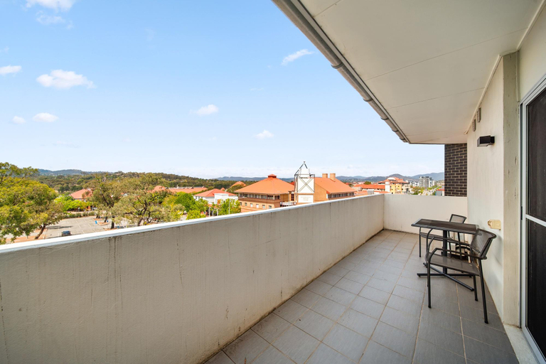 Balcony/terrace 2, Bright 1-Bed Apartment in Greenway, Canberra