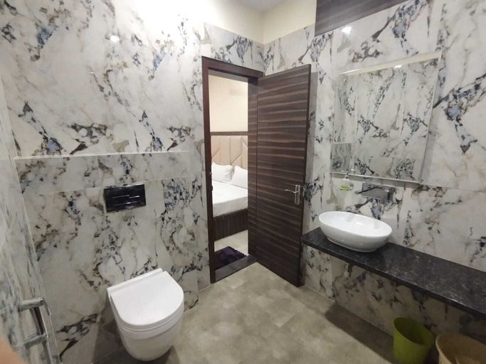 Bathroom 2, hotel nandini palace, Varanasi
