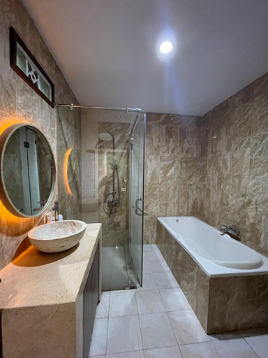 Bathroom 5, Gading Villa by Gaia Management, Sleman