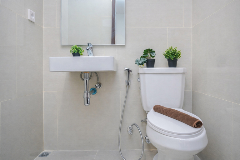 Bathroom 5, Urban Chic Studio at Vasaka Solterra Apartment By Travelio, Jakarta Selatan