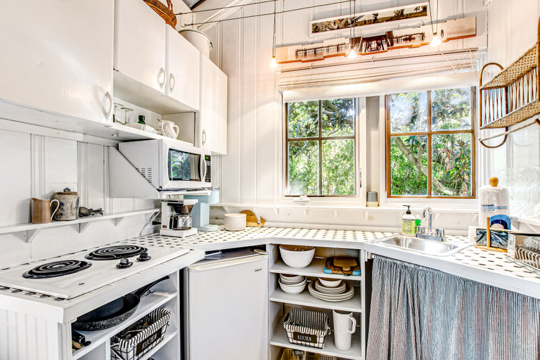 Private kitchen 2, Charming Getaway w/ a Kitchenette & Free Wifi - Walk to the Beach, Glynn
