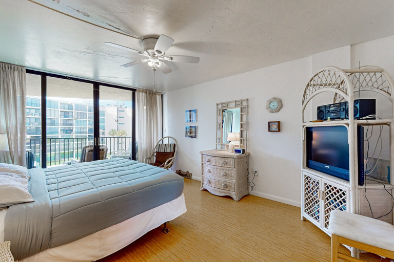 Room 3, Oceanfront Condo w/ Private Balcony & Stunning View - Boardwalk to Beach, Saint Johns